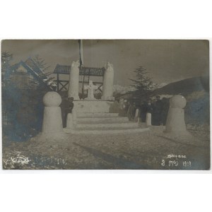 Zakopane, obchody 3 maja w 1919 roku na rynku, z wyrzeźbionym w śniegu „ołtarzem”