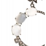 Boucles d'oreilles pendantes en or avec diamants et pierre de lune
