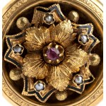 Lot of a gold brooch and a onyx photo frame