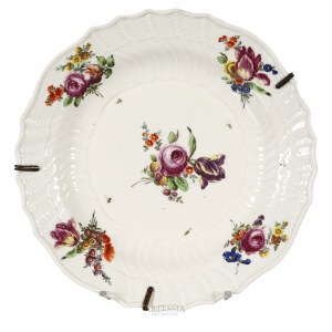 Vídeňská porcelánová manufaktura (od roku 1718), servisní talíř s reliéfem Ozier, 3. čtvrtina 18. století.