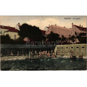 Sopron, Kis uszoda, gyermek fürdő, fürdőzők. Piri Dániel kiadása (EK)