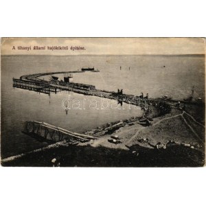 Tihany, az állami hajókikötő építése, munkások talicskákkal a Balaton partján. Id. Weinwurm Antal kiadása (EK...