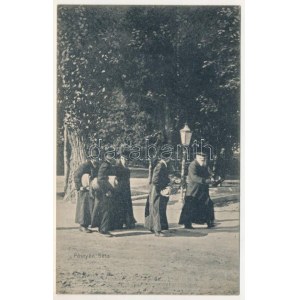 1909 Pöstyén, Piestany; séta, zsidó férfiak imaszőnyeggel. Kohn Bernát kiadása ...