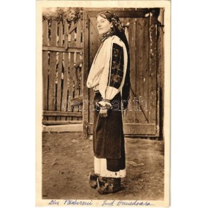 Román parasztleány Erdőhátvidékéről, Hunyad megye / Padureanca din judetul Hundeoara ...