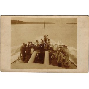 Auspumpen eines vollgelaufenen Raumes. Weltkrieg 1914-1916. K.u.K. Kriegsmarine Donauflottille ...