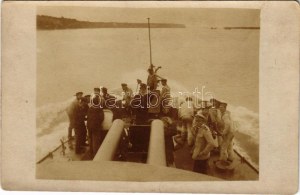Auspumpen eines vollgelaufenen Raumes. Weltkrieg 1914-1916. K.u.K. Kriegsmarine Donauflottille ...