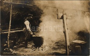 Tábori konyha. Hofmann cs. és kir. altábornagy hadtestje. Hadifénykép Kiállítás, A Hadsegélyező Hivatal kiadványa ...