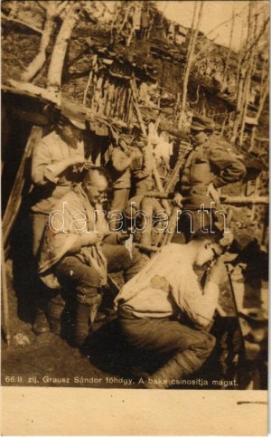 A baka csinosítja magát. 66/II. zászlóalj. Grausz Sándor főhadnagy felvétele. Hadifénykép Kiállítás...