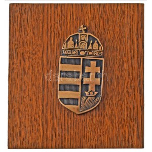Takács Erzsébet (1928-1999) ~1990. Két darab koronás magyar címer, öntött bronz plakettek, fa alapzaton, szignó nélkül ...