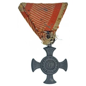 1916. Vas Érdemkereszt a Vitézségi Érem szalagján Fe kitüntetés viseltes eredeti mellszalagon T:XF / Hungary 1916. ...