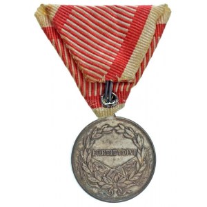 1917. Károly Ezüst Vitézségi Érem II. osztálya peremen jelzett Ag kitüntetés eredeti mellszalagon. Szign.: Kautsch T...