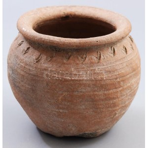 Gyorskorongolt edény. Árpád-kor környéke, aljánál sérüléssel, d: 13,5 cm, m: 12 cm /// Fast-wheel-thrown vessel...