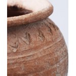 Gyorskorongolt edény. Árpád-kor környéke, aljánál sérüléssel, d: 13,5 cm, m: 12 cm /// Fast-wheel-thrown vessel...