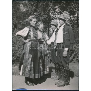 cca 1930-1940 Szendrő István (1908-2000): Fiatalok inaktelki (Erdély) viseletben, Gyögyösbokréta mozgalom...