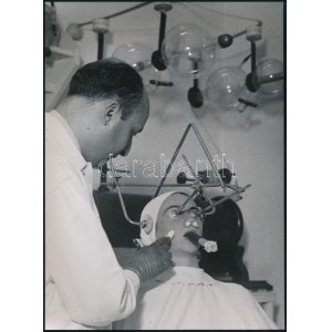 cca 1930-1940 Szendrő István (1908-2000): Szeplőeltávolítás, hátoldalon pecséttel jelzett fotó...