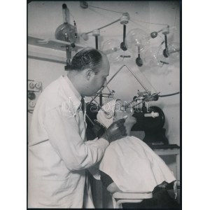 cca 1930-1940 Szendrő István (1908-2000): Szeplőeltávolítás, hátoldalon pecséttel jelzett fotó, 11,5×17...