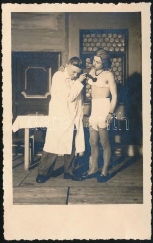 cca 1930 Homoerotikus jelenet: nőnek öltözött, fehérneműt és parókát viselő férfi 