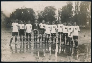 1913 Bécs, az osztrák labdarúgó válogatott eredeti fotója a magyarok elleni Wagner-kupamérkőzés elején (1:4)...