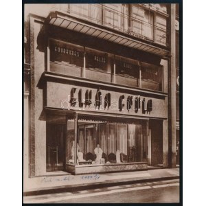 1930 Budapest, Elkán Gyula szűcsmester Váci utcai üzletének kirakatfotója, felirattal, hátoldalán ragasztásnyommal, 21...