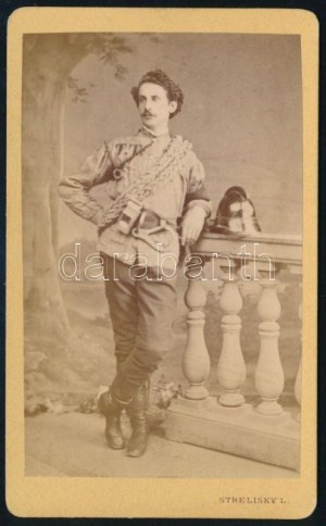 cca 1870 Tűzoltó egészalakos portréja, vizitkártya Strelisky Lipót (1816-1905) pesti műterméből, jó állapotban, 10,5x6...