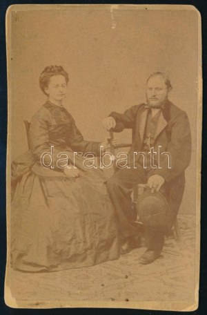 cca 1860 Házaspár portréja, keményhátú fotó J. H. Geil miskolci műterméből, 9,5×6 cm