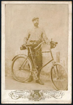 cca 1890 Kerékpáros bicikliző ruhában, keményhátú fotó Joaánovits János petrozsényi (Erdély) műterméből, 16,5×10,5 cm ...