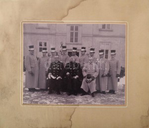 cca 1910-1920 A budai vár udvari kocsisai (fiákeresei), nagyméretű, kartonra kasírozott fotó Kallós Oszkár budapesti ...