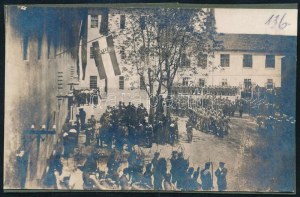 ca 1915 Az óbudai királyi Dunai Flottilla laktanya utvarán tartott katonai sorakozó, a magyar zászlóval ...