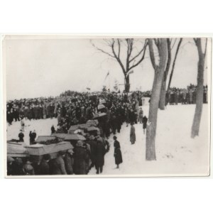 CHOJNICE. Ekshumacja Polaków (1946 r.) pomordowanych przez Niemców na Polach Igielskich (październik…