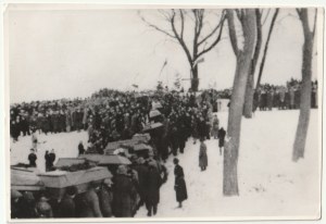 CHOJNICE. Exhumierung von Polen (1946), die von den Deutschen auf den Igielskie-Feldern ermordet wurden (Oktober...