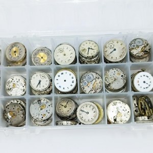 Set of about 90 mechanisms for mainly men's wristwatches and pocket watches