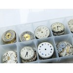 Set of about 90 mechanisms for mainly men's wristwatches and pocket watches