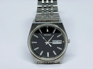 Men's Seiko quartz watch with day of the week and date display