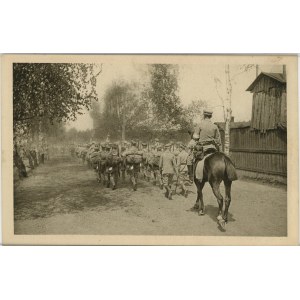 Marsz IV. Pułku przez Kamińsk, ok. 1915.