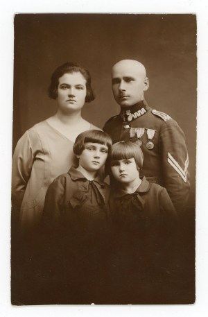 Soldier with medals from the 26th Regiment with his family (441)