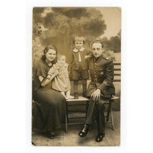 Officer with badge of the Reserve Officers' Association with family, Grudziadz (444)