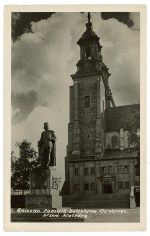 Gniezno - Monument to Boleslaw the Brave in front of the Cathedral (315)