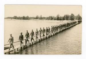 Durycze - P.W. soldiers on the bridge over the Bug River (575)