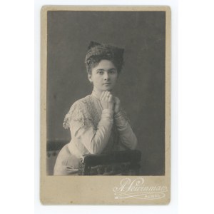 Homel - a woman, photo by A. Lewinman. Cabinet photograph (991)