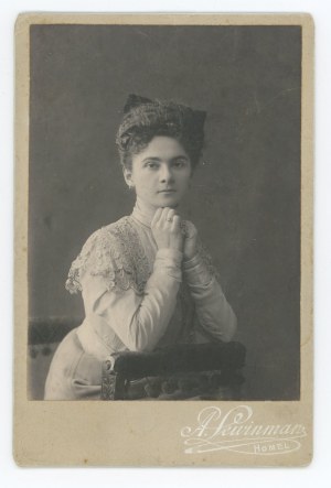 Homel - a woman, photo by A. Lewinman. Cabinet photograph (991)