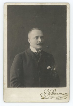 Gomel - male, photo by A. Lewinman. Cabinet photograph (990)