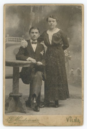 Vilnius - portrait of the family, photo by B. Miedzionis. Cabinet photograph 1915. (1220)