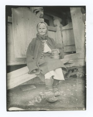 Hutsul - Photography of a woman. Dr. Mieczyslaw Orlowicz (1708)