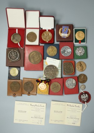 Set of 22 medals and 2 documents (622)