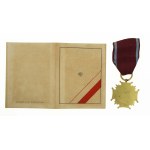 PRL, Złoty Krzyż Zasługi w pudełku, wraz z legitymacją, 1957 (455)
