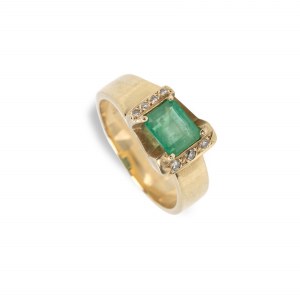 Emerald diamond ring