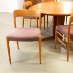 Set of Mid-Century chairs 'Model 75', design by Niels O. Møller, Dyrlund extendable dining table