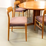 Set of Mid-Century chairs 'Model 75', design by Niels O. Møller, Dyrlund extendable dining table
