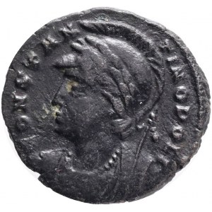 CONSTANTINE I. 307-337 AD. AE Follis , Constantinopolis, Obv: CONSTANTINOPOLI, helmeted bust left, Rev: Victory standing left, one foot of prow with sceptre and leaning on shield, mintmark CONSZ. RIC VII 63, Bronze Weight 2,29g