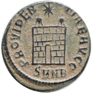 CONSTANTINE I. 307-337 AD. Follis Æ.Nicomedia., Obv.: CONSTANTINVS AVG, pearl-diademed head right, Rev.: PROVIDENTIAE AVGG, camp gate with six layers, no doors and two turrets, star above, SMNB in exergue.Ref.: RIC 153. AE 3,5g.